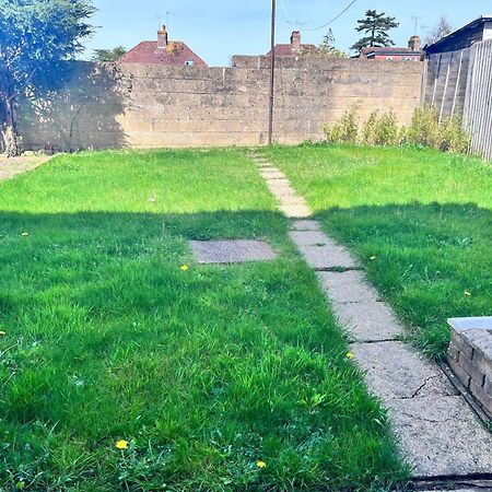 Lush House Close To Ashford Town Centre With Driveway Esterno foto