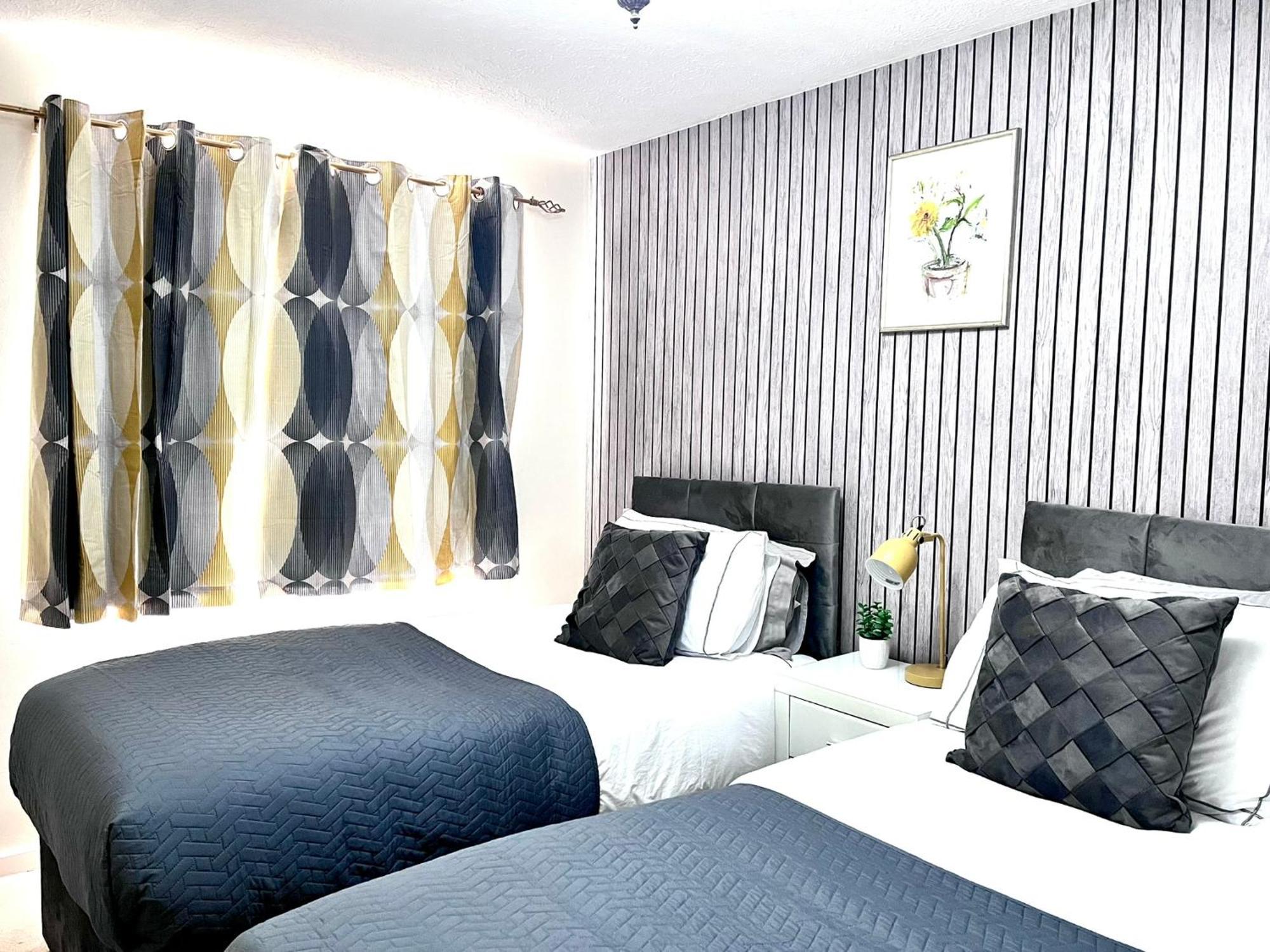 Lush House Close To Ashford Town Centre With Driveway Esterno foto