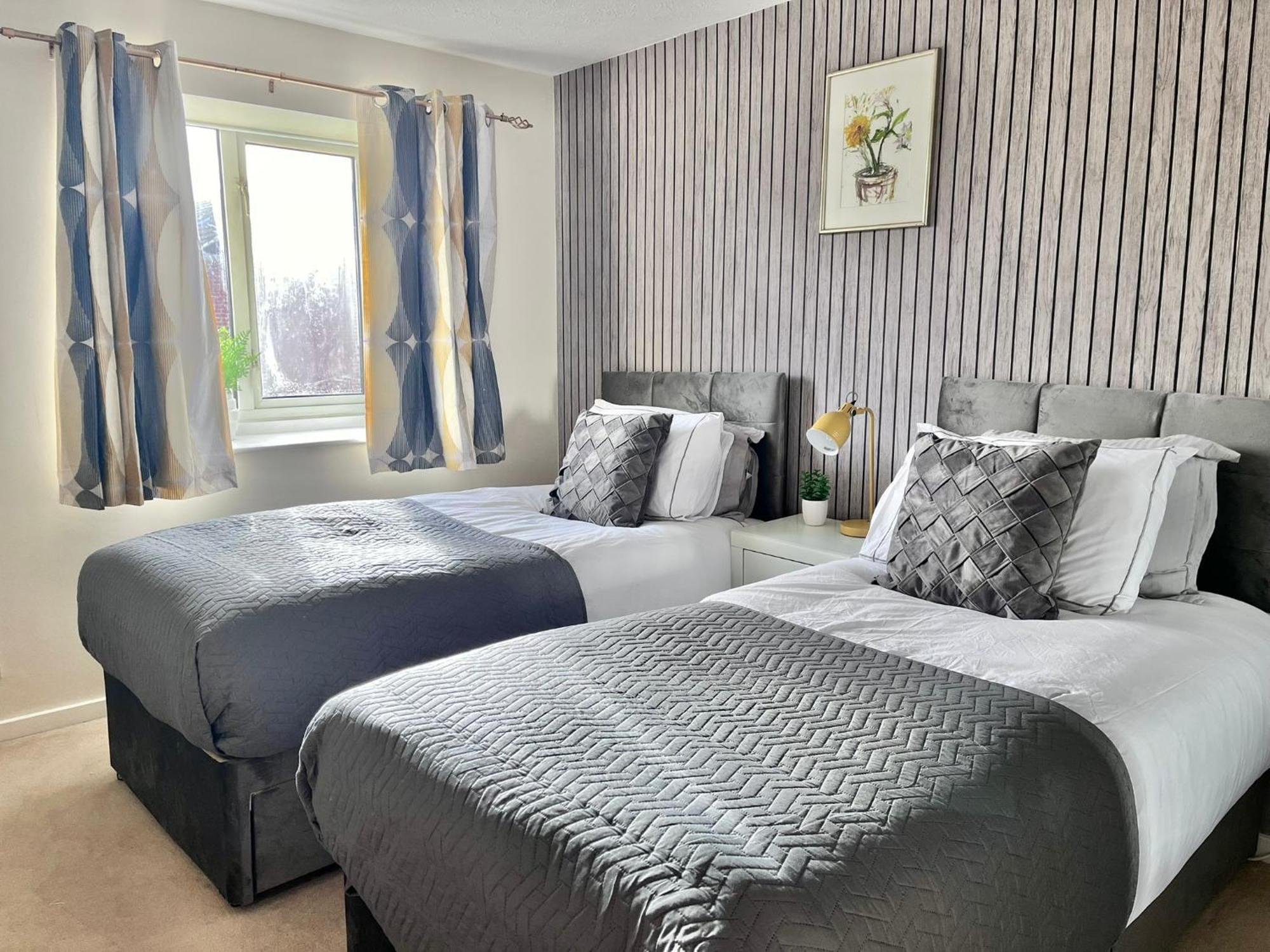 Lush House Close To Ashford Town Centre With Driveway Esterno foto