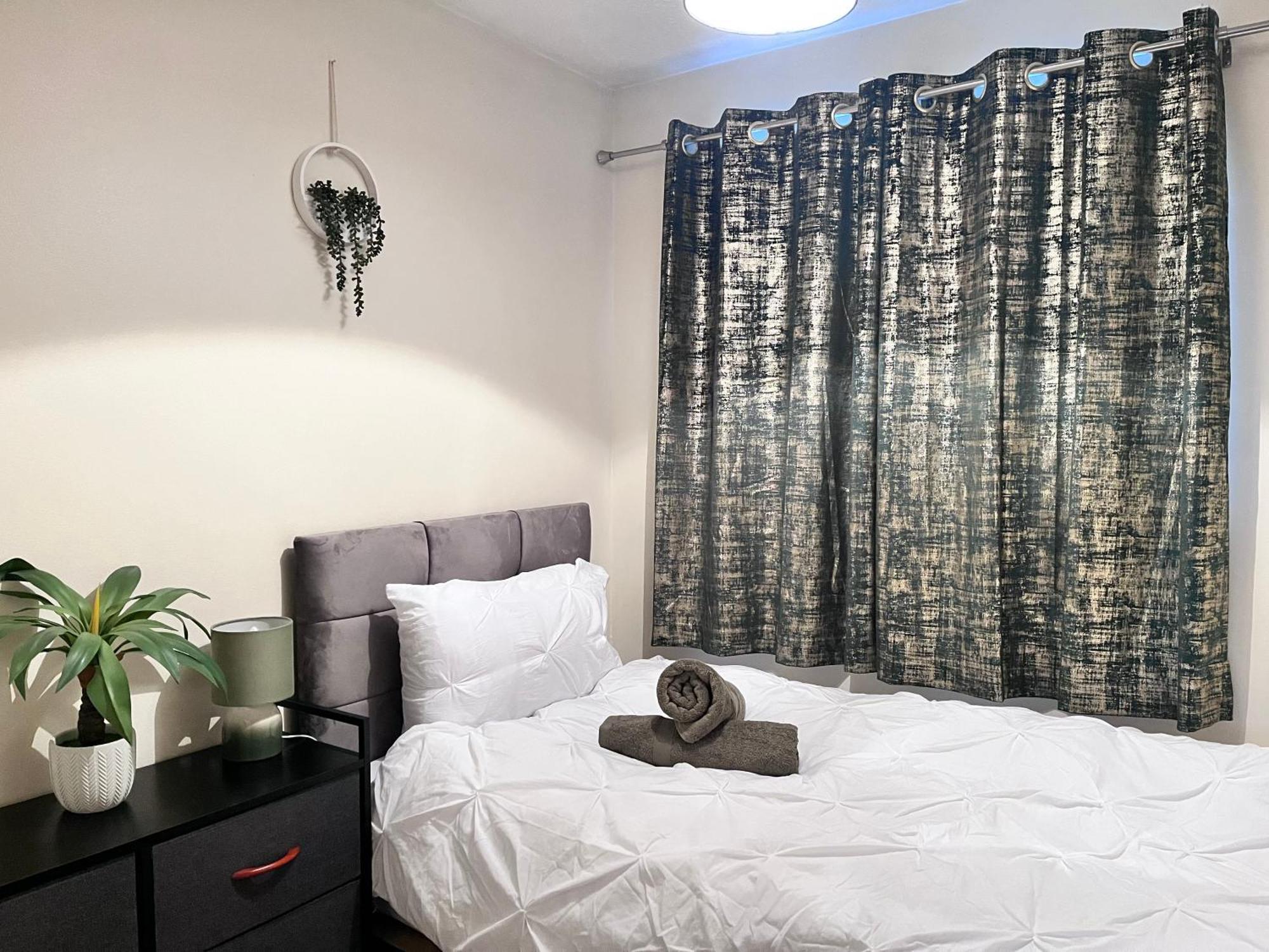 Lush House Close To Ashford Town Centre With Driveway Esterno foto