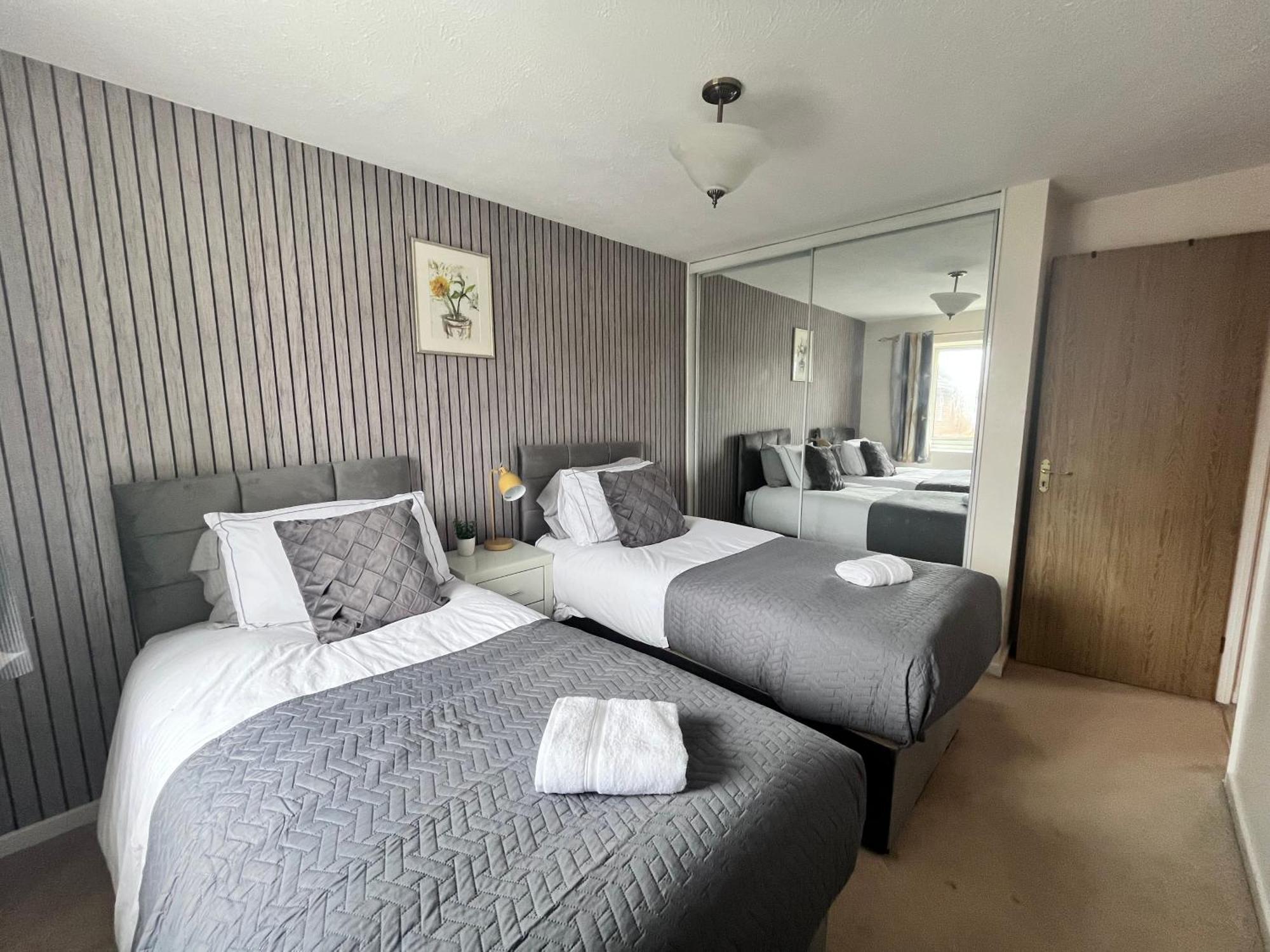 Lush House Close To Ashford Town Centre With Driveway Esterno foto