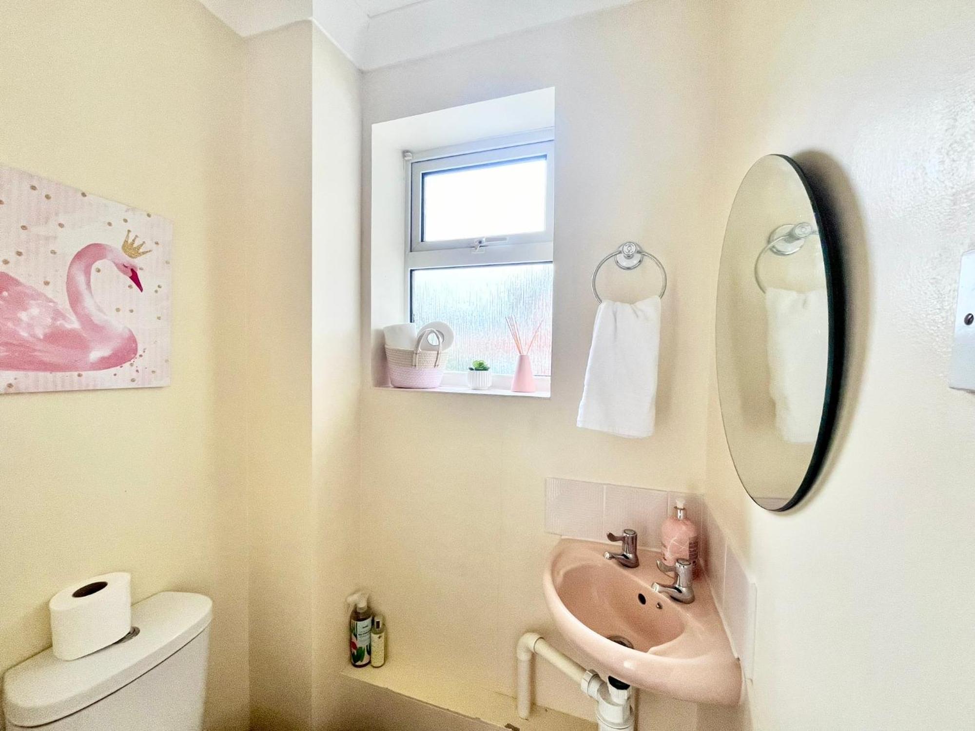 Lush House Close To Ashford Town Centre With Driveway Esterno foto