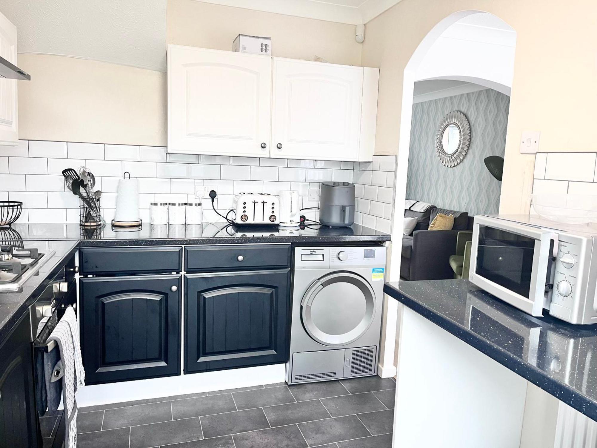 Lush House Close To Ashford Town Centre With Driveway Esterno foto