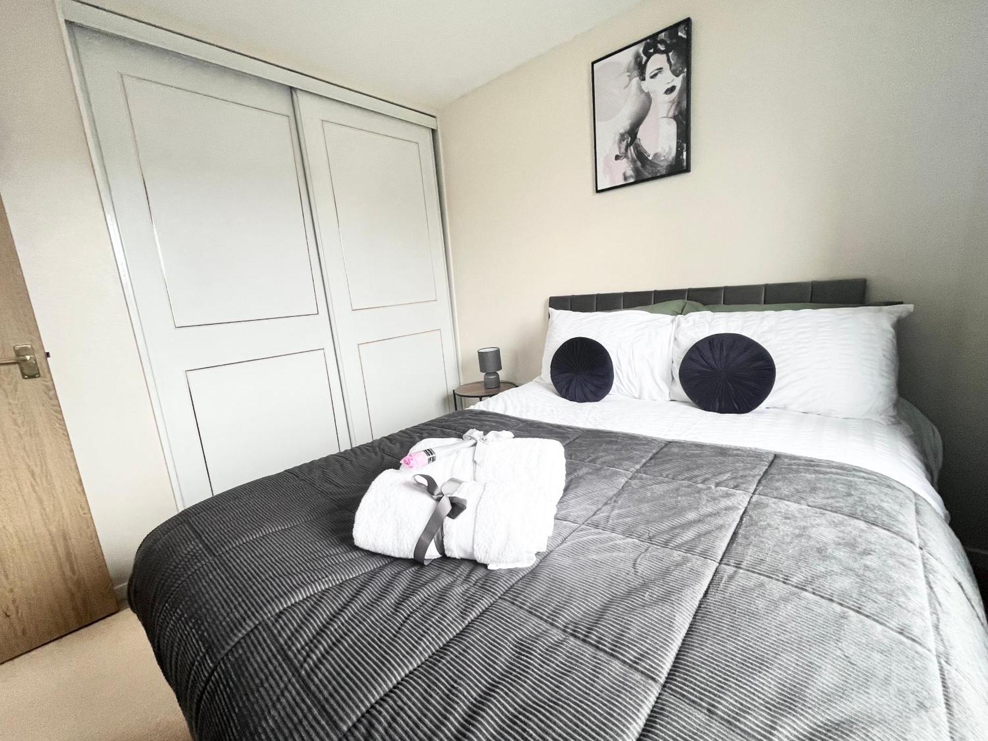 Lush House Close To Ashford Town Centre With Driveway Esterno foto