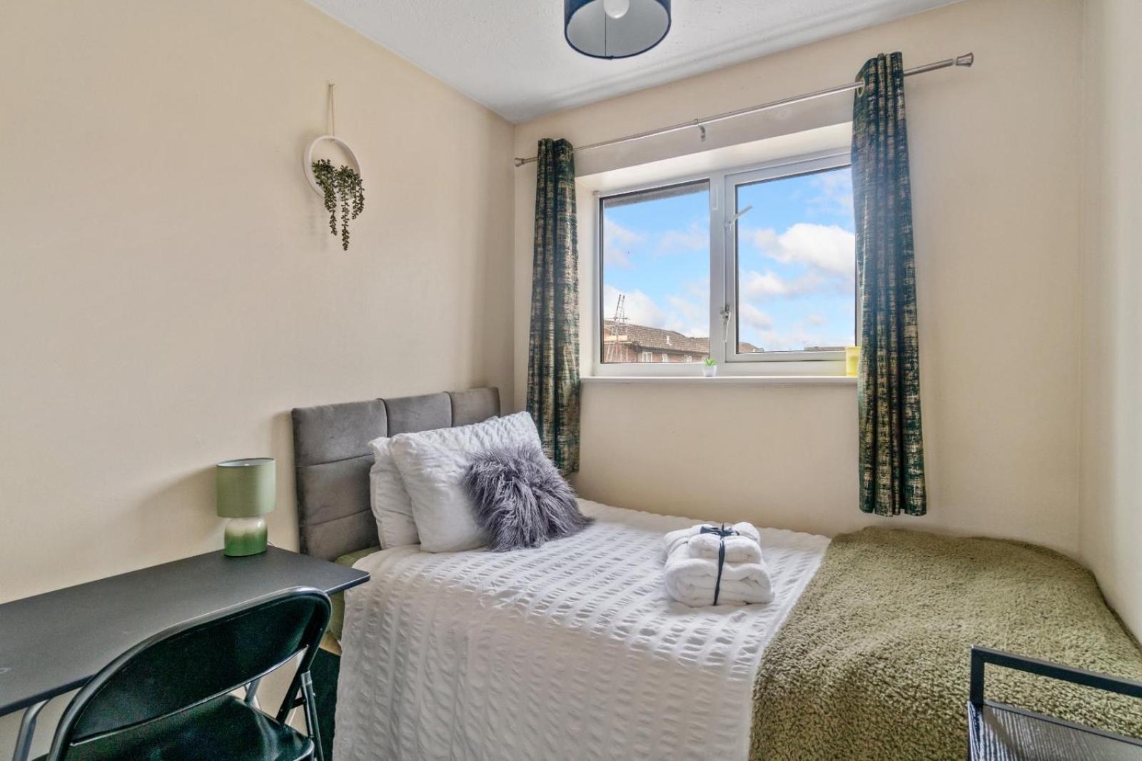 Lush House Close To Ashford Town Centre With Driveway Esterno foto