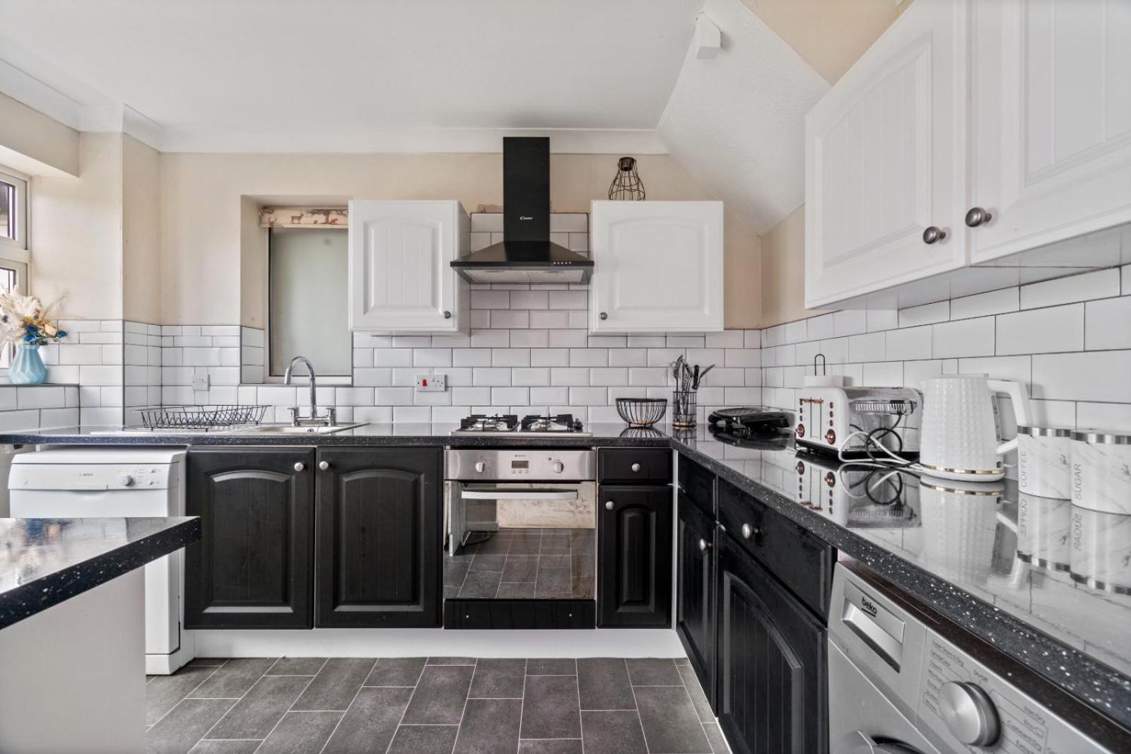 Lush House Close To Ashford Town Centre With Driveway Esterno foto